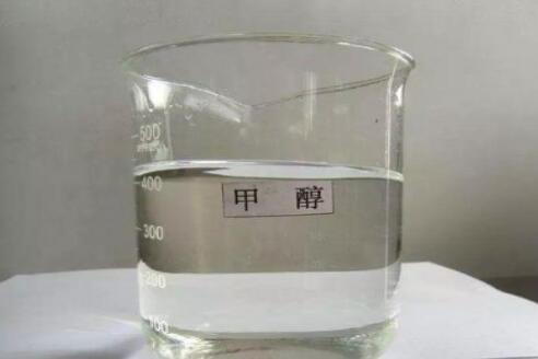 在使用甲醇时，要注意安全避免危险!